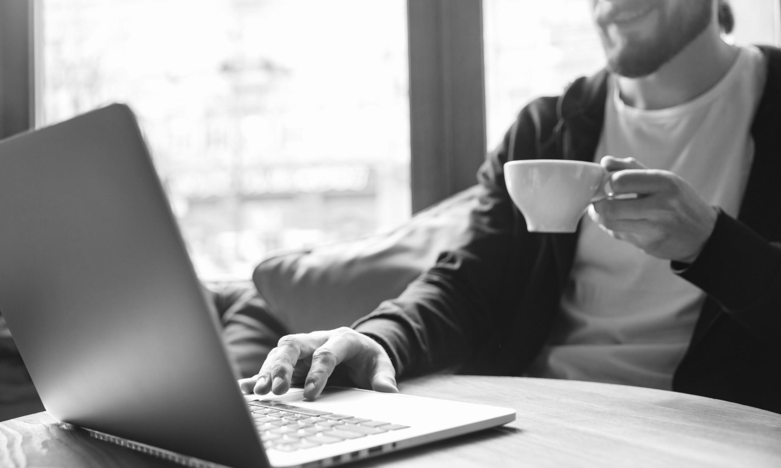 Stratégie de contenu SEO en action avec analyse de données et optimisation